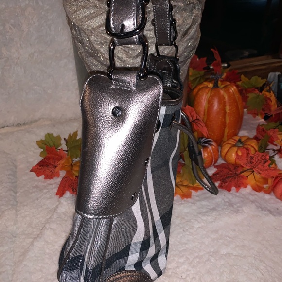 Burberry Metallic Trim House Check Drawstring Hobo - Picture 4 of 7